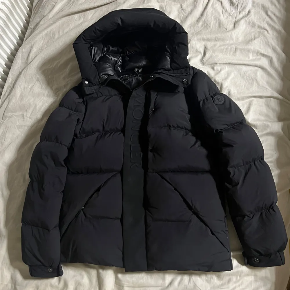 Helt ny Moncler Madeira, Storlek S, Perfekt till vintern. Hör av dig vid intresse.. Jackor.