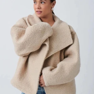 Beige teddyjacka - Intressekoll!! på denna fina jacka jag köpte här på plick(lånade bilder) jag har ej använt den då den va stor för mig men personen innan har använt den så den är inte i nyskick men säljer för lite mindre än hon jag köpte av❤️Supermysig beige teddyjacka som är perfekt för höst och vinter. Den har en oversized passform och långa ärmar, vilket gör den både trendig och bekväm. Jackan är gjord av ett mjukt material som håller dig varm och stilren. 