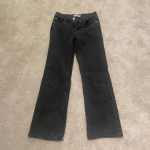 NA-KD low rise straight jeans - NA-KD low rise straight jeans i bra skick storlek 34 