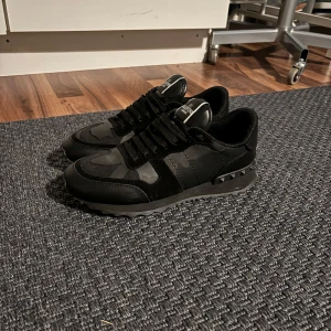 Valentino rockrunner - Säljer ett par valentino rockrunner i väldigt fint skick då dem inte passade mig 