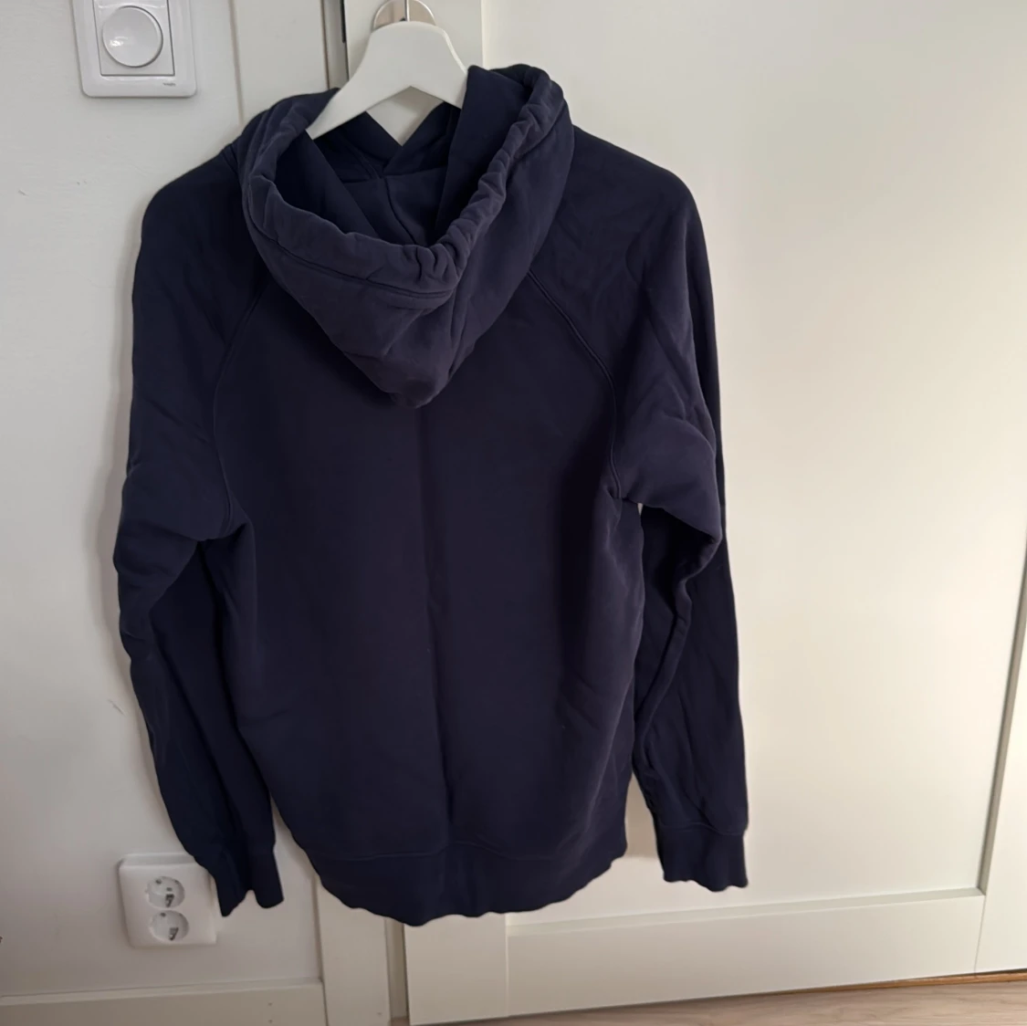 Mörkblå hoodie från GANT - 90