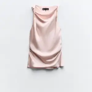 Säljer en superfin rosa ärmlös topp från Zara i satinmaterial. Den har en elegant drapering framtill och är perfekt för både vardag och fest. Toppen är endast använd 2 gånger och ger en lyxig känsla. Endast en liten fläck som knappt syns (sista bilden). Pris kan diskuteras!!💗