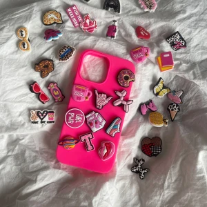 Mobilskal ✨🩷 - Mobilskal som passar iPhone 13/14/15 Pro Max 💕✨ Välj 10 valfria märken ⚡️🖤