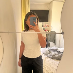 Vit ribbad topp från Zara - Säljer en superfin vit ribbad topp från Zara. Den är kortärmad och har en tight passform. Perfekt för både vardag och fest! Toppen är i mycket bra skick och passar till alla säsonger.