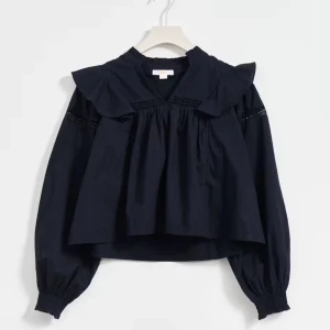 Marinblå blus  - Super snygg och aldrig använd blus, från Gina Young! Den är som ny med lappen kvar, den är lite skrynklig men det är bara att stryka den.💙💙