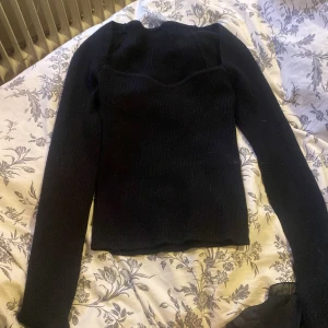 Svart stickad tröja - Säljer en stilren svart stickad tröja med långärmad design. Den är från shein men har väldigt bra kvalitet, hade likväl kunnat komma från Gina Tricot! Säljer för 100kr + frakt🌸