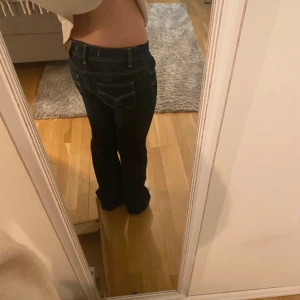 Mörkblå jeans med bootcut - Säljer ett par snygga mörkblå jeans med bootcut. De har en klassisk femficksdesign och är perfekta för både vardag och fest. Jeansen är i bra skick och har en lågmidjad passform 🎀 storlek på lapp: 26:32