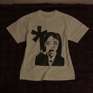 Vit Y2K/grunge T-shirt  - Skitsnygg Y2K/Grunge/streetstyle Top! Råka beställa fel storlek så måste tyvärr bli av med den (helt ny) 💔storleken är M och materialet är gjort av 100% bomull! Skriv jätte gärna om du har frågor :) <3