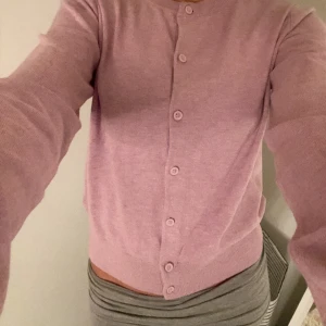 Ljuslila kofta från H&M - Säljer en superfin ljuslila kofta från H&M i storlek M!! Den är aldrig använd 💓