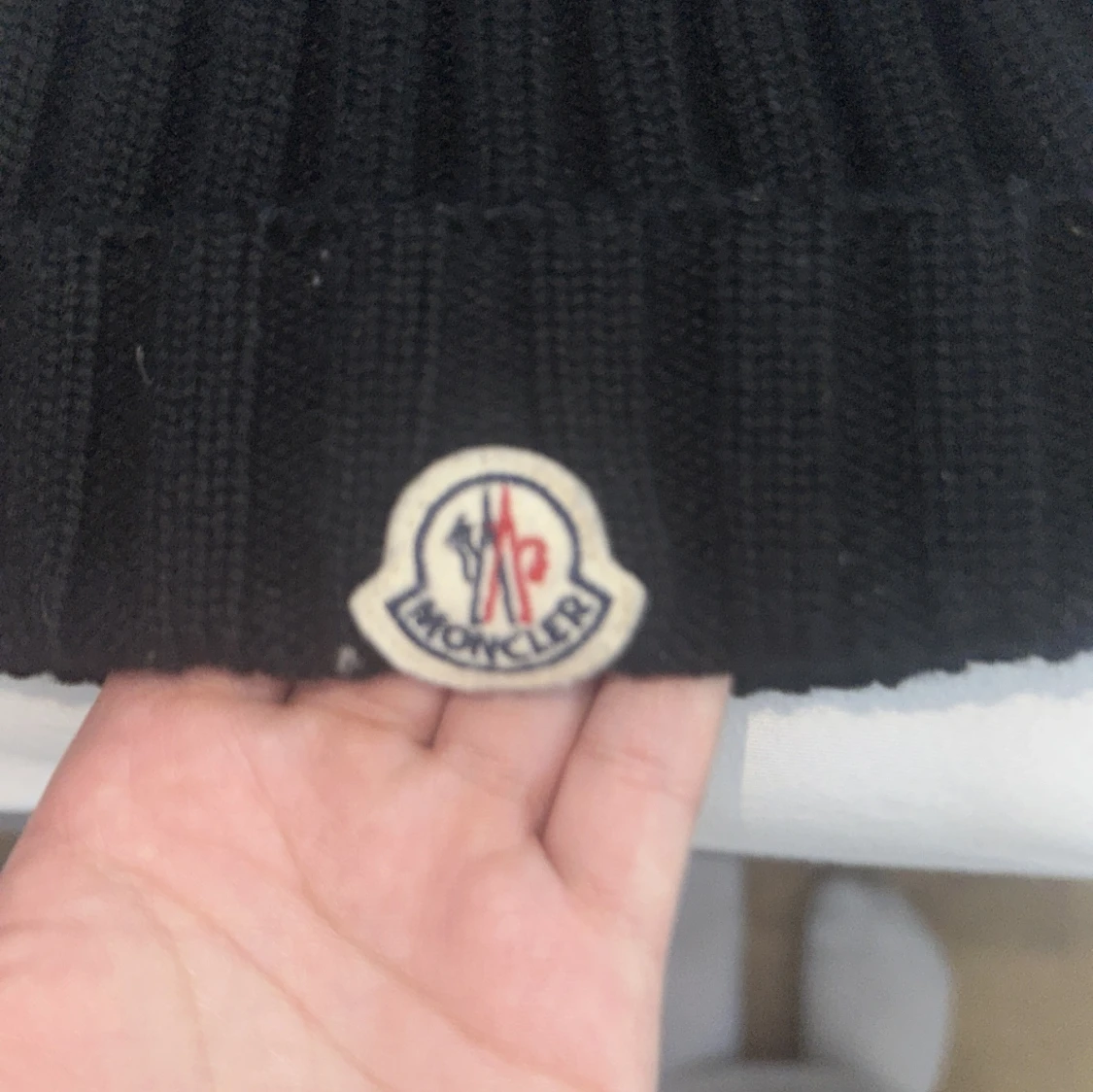 Svart stickad mössa från Moncler - 90