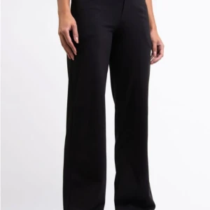 Kostymbyxor  - Stretch kostymbyxor från madlady, fint skick, använda fåtal gånger. Storlek S REGULAR🤍 Nypris 700kr