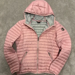 Colmar Jacka - Säljer denna rosa Colmar jacka för tjejer! Jackan är inte supertjock men håller värmen ganska bra! Väldigt bra skick, inga defekter alls! Storlek 48 vilket motsvarar typ M. Skriv vid funderingar!