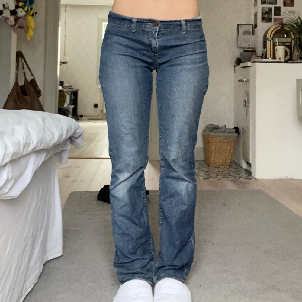 Säljer ett par klassiska blå Levi's jeans i bra skick. De är perfekt lågmidjade och är inte för korta baktill. Jag är ca 160 cm. Hör av dig vid fler frågor🫶. Jeans & Byxor.