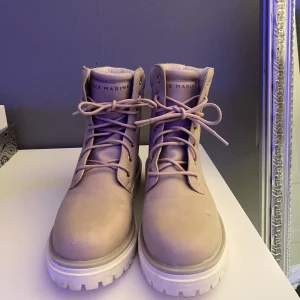 Beigea vinterkängor med foder - Säljer ett par snygga vinterkängor från Race Marine i nytt skick. De har foder inuti för extra värme vilket gör de perfekta för höst och vinter! De är nästan helt oanvända, dock har de blivit smutsiga på sidan för de har legat i en låda i två år. Säljer för att de är för stora för mig och kommer då inte till användning.