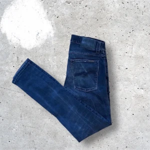 Nudie jeans - Säljer ett par Nudie jeans i storleken 31/32. Riktigt sjyssta jeans i bra skick! Modellen på bilden är 183 lång.                                                             (Lånade bilder)  