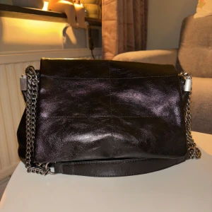 Svart axelväska med kedjedetaljer - Snygg svart axelväska i skinn imitation 🖤 perfekt för både vardag och fest 
