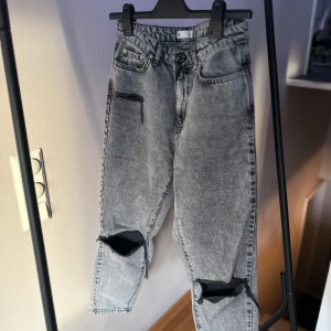 Grå jeans med slitningar - Supersnygga slitna jeans från Gina Tricot! 