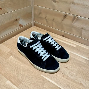Intressekoll Saint Laurent SL/06 - Intressekoll på mina saint Laurent skor, skorna är i mycket bra skick förutom att mockan kanske hade behöver lite kärlek här och där. Svarta skosnören kommer med också! Lägg ett prisförslag så kanske det går vägen! Mvh vestimenta😊