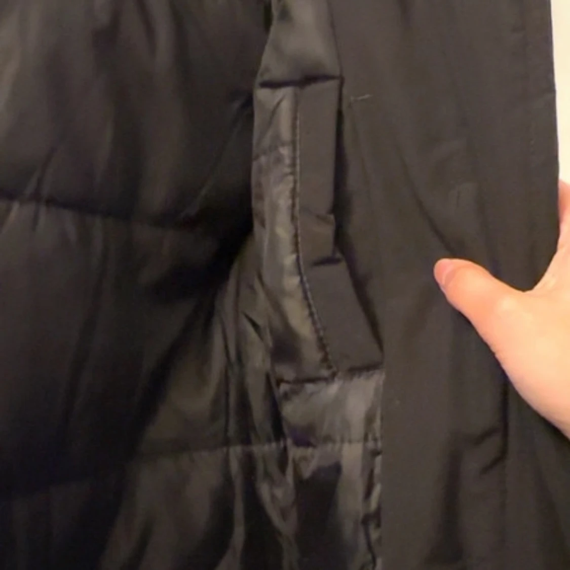 Svart vinterjacka med pälskrage - 92