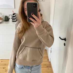 Beige hoodie - Riktigt bra skick❤️ Det står inte vilken storlek, men passar på mig som oftast har xs eller s. Tryck gärna på köp nu!