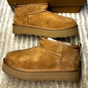 En gåva från mamma UGG -  UGG men det är inte storleken för mig, det är ett helt nytt par skor.
 Jag kommer att sälja dessa fina och varma skor med förlust.
 