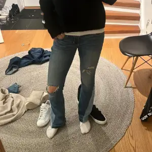 Sjuuuukt snygga hollister jeans som är lågmidjade och har sytt om dom till bootcut så dom är unika, jag är 175❣️passar nog inte någon som är längre än 177🥰jätte snygga fickor och hål i knäna! Passar typ 34/36, W27 L31. Har inga fler bilder