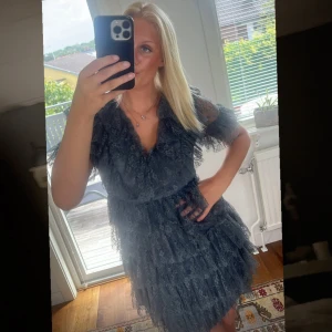 By Malina klänning - Säljer mina fina by malina klänning då den ej kommer till användning. Perfekt till studenten. Köpt från boozt för 2800kr. Vill få sålt den smidigt och fort därav priset 🥰st M men passar mig som är S