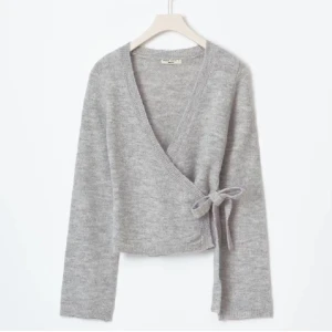 Gina omlott kofta  - Säljer min helt slutsålda kofta från gina tricot. Den är i mycket bra skick och endast använd en gång, tröjan är i storlek M men passar perfekt på mig som vanligtvis har XS/S. Tar mot alla prisförslag, hör av er vid frågor! 💗