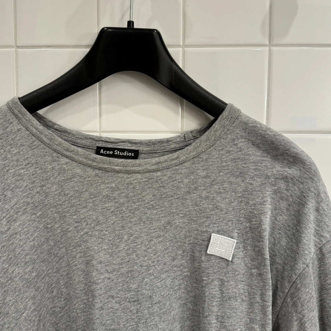 Grå t-shirt från Acne Studios i storlek L - 92