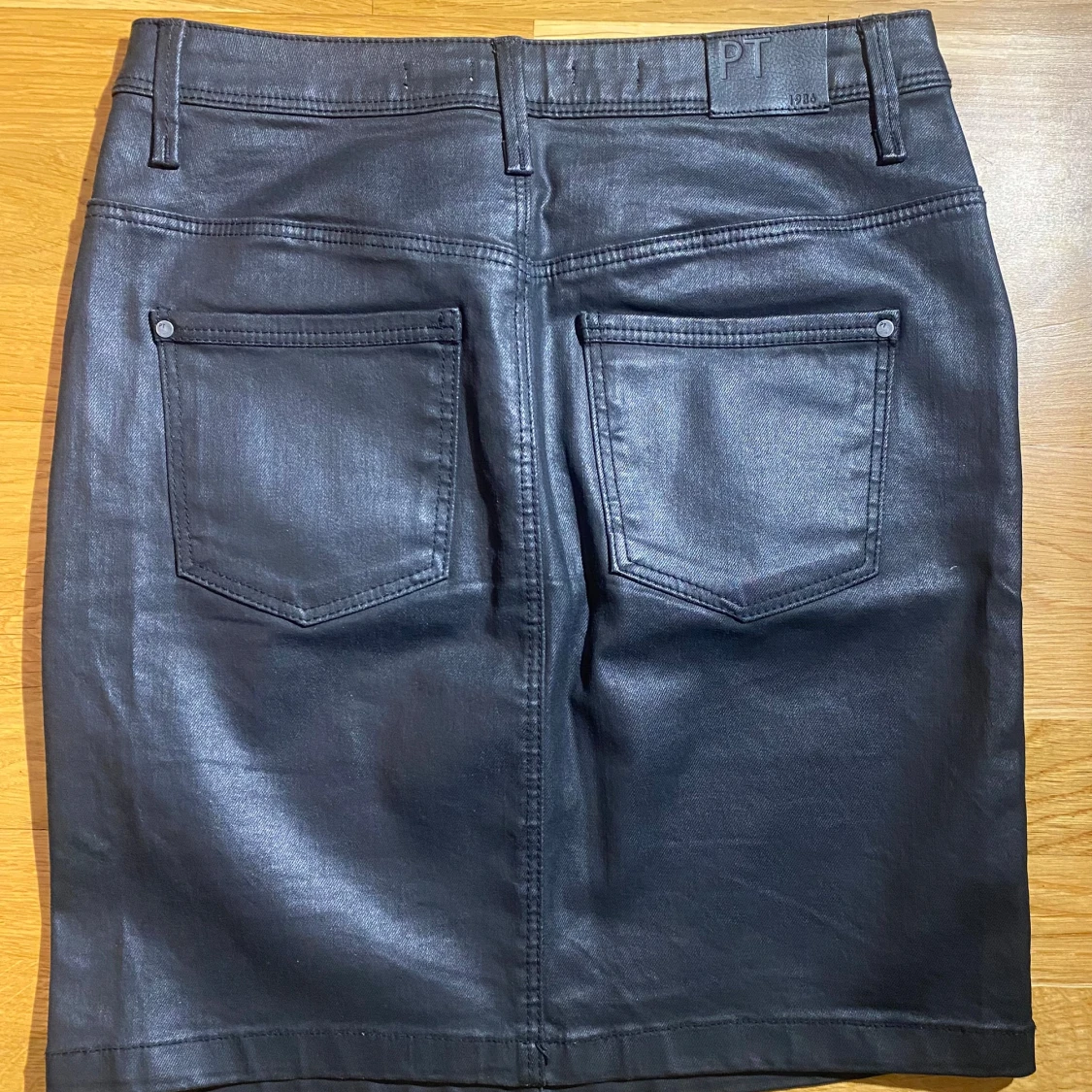 Svart jeanskjol i lite vaxat material i strl 34 från Part Two - 90