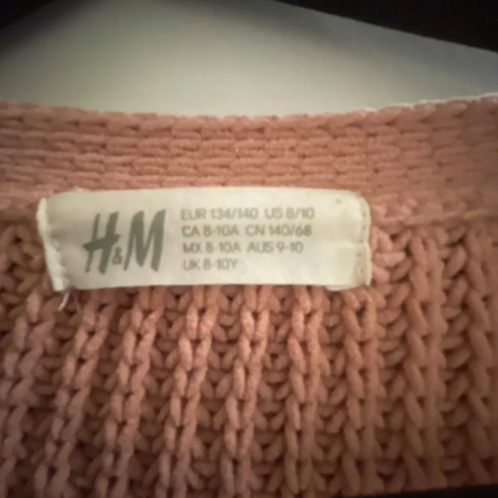 Säljer en superfin rosa stickad kofta från H&M. Den har en v-ringad design med stora knappar framtill. Perfekt för höst och vår när du vill ha något mysigt och stilrent. Passar både till vardags och lite finare tillfällen. 🧶✨. Tröjor & Koftor.