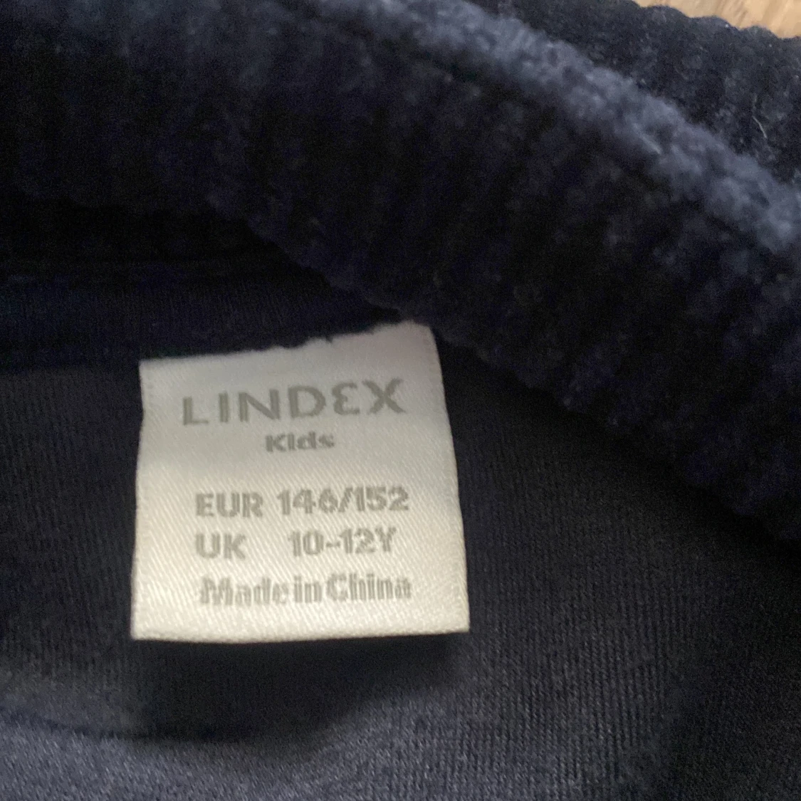Mörkblå velourtröja från Lindex - 91