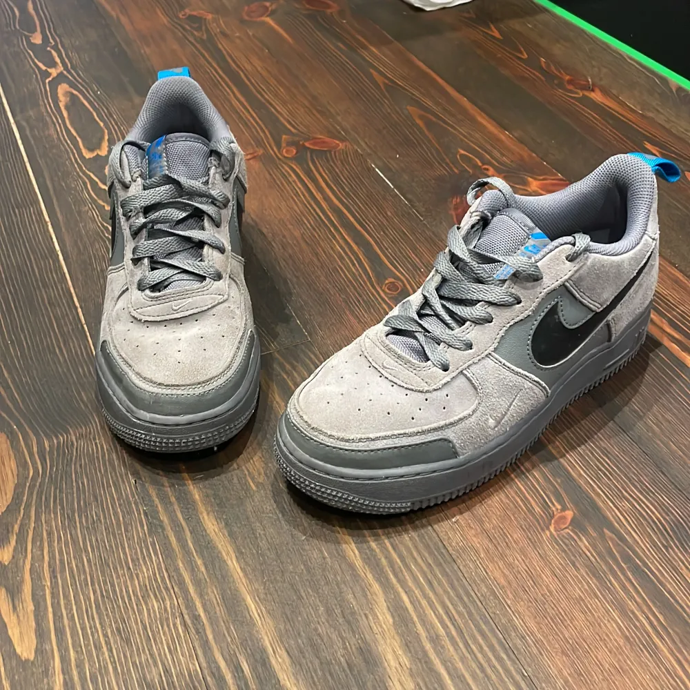 Säljer ett par grå Nike Air Force sneakers i bra skick. Skorna är i mocka och har klassisk snörning. Ursprungs prisr 1150kr. Perfekta för vardagsbruk och ger en stilren look.. Skor.