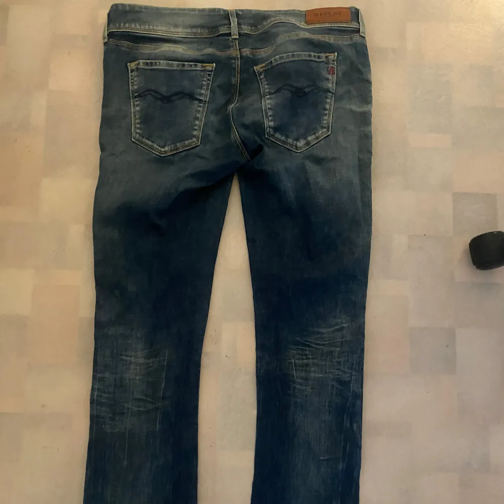 Säljer ett par snygga lågmidjade blå jeans från Replay i modellen slim bootcut. Dom är i storleken 28 i midjan och 32 i längden, är 170 och dom passar mig perfekt i längden. . Jeans & Byxor.