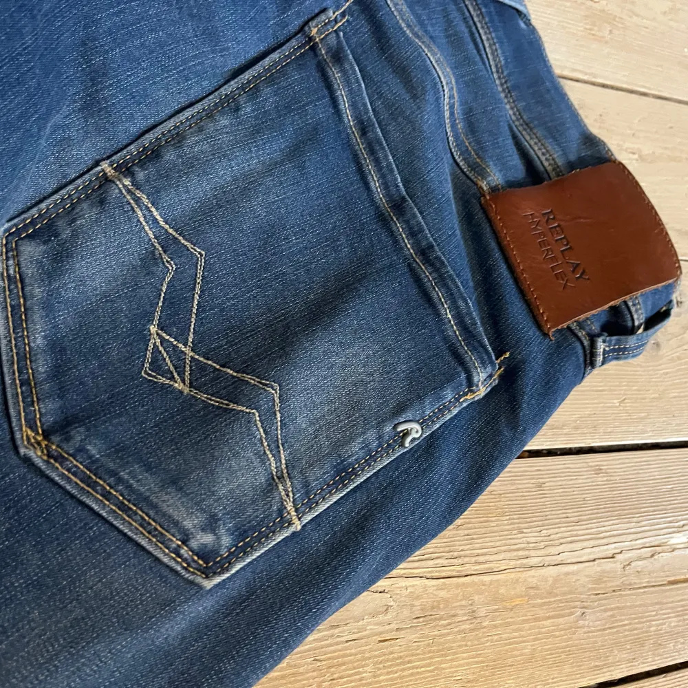 Säljer ett par snygga blå jeans från Replay i bra skick. De har en klassisk slim fit och är perfekta för både vardag och fest. Jeansen har en cool tvättad look med fem fickor och knappgylf. Perfekta för dig som vill ha en stilren och bekväm look! 💙. Jeans & Byxor.