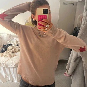 Ljus rosa Zadig tröja  - Verkligen sååå skön rosa Kashmir tröja från Zadig Voltaire!!! Jätte unika och med coola stjärnor, i super skick 