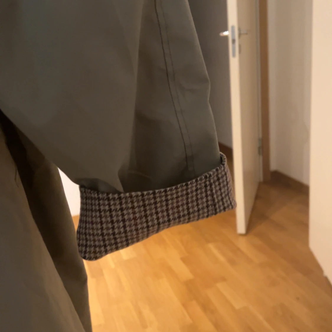 Beige trenchcoat med rutigt foder - 92