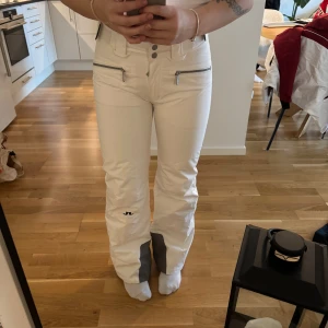 Vita skidbyxor J. Lindeberg - Säljer ett par vita skidbyxor från J. Lindeberg som tyvärr är för små för mig! Använda en gång, därav superfint skick. Lite små i storlek tycker jag, de är S men kanske mer som XS. Superfina detaljer!