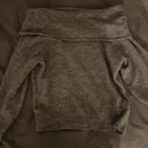 Grå offshoulder tröja - Säljer en superfin grå offshoulder tröja i mjukt material. Lite nopprig men inget som syns och är lätt att ta bort i värsta fall🥰