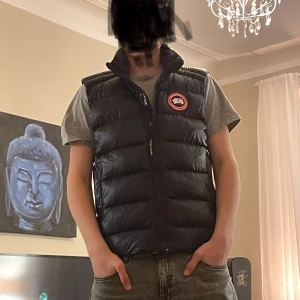 Canada goose väst - Äkta canada goose väst. Skick 10/10. Storlek S. Mvh Resellman