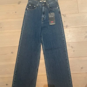 Levi's jeans i blå denim - Säljer ett par helt nya och oanvända klassiska Levi's jeans i blå denim. De är tillverkade med en unik blandning av bomull och hampa för en autentisk look och mjukare känsla. Perfekta för både vardag och fest! 🕺