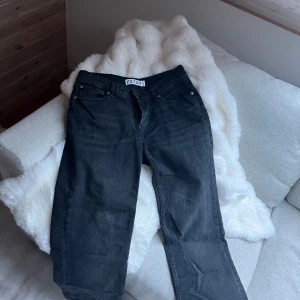 Svarta jeans från Stay - Säljer ett par super snygga low waist jeans med raka ben i storlek S. Märket är stay och är köpta på Carlings. De har en klassisk femficksdesign med dragkedja och knapp framtill. Perfekta för både vardag och fest! 💕💗💓💘 Nypris är 599 kr. Mitt pris är 200