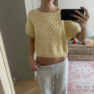 Gul stickad kortärmad tröja - Superfin gul stickad tröja med korta ärmar!!❣️❣️