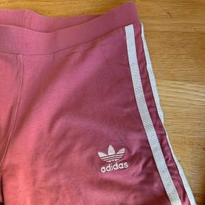 Säljer ett par snygga rosa leggings från Adidas i storlek 34. De är gjorda av 93% bomull och 7% elastan, vilket gör dem superbekväma och stretchiga. Aldrig använda endast testade så i toppen skick! 🩷