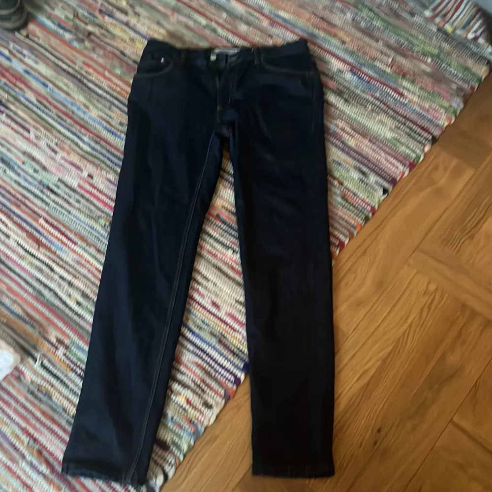 Säljer ett par mörkblå jeans från Carrera i modell 700. De har en klassisk femficksdesign och är i bra skick. Perfekta för både vardag och fest! 🕺. Jeans & Byxor.