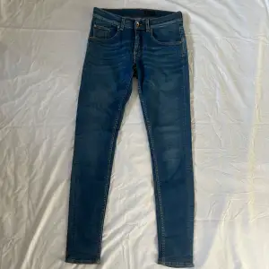 Otroligt fräscha och snygga Tiger Of Sweden jeans. Perfekta nu inför hösten/vintern. Jeansen är fri från defekter samt smuts och är därmed i ett väldigt fint skick! Fraktar alltid inom 24h efter köp! Mvh, Jonathan