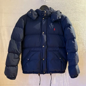 Ralph lauren jacka - Säljer nu denna riktigt feta Ralph Lauren jacka i fint skick, perfekt nu till vintern❄️ | Passform: storlek M | Kan mötas i Stockholm! | PRIS KAN DISKUTERAS! | Så om du är ute efter en riktigt härlig vinterjacka hör av dig eller om du har några funderingar eller behov av mer bilder👊🏼😊