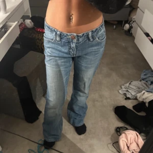 jeans - säljer mina as snygga lågmidjade jeans då de är för stora. osäker på storlek men skulle säga S-M🩷