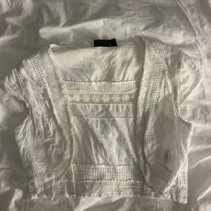 Vit spetsbolero - jättesöt vit kortärmad bolero💕sällan använt✨