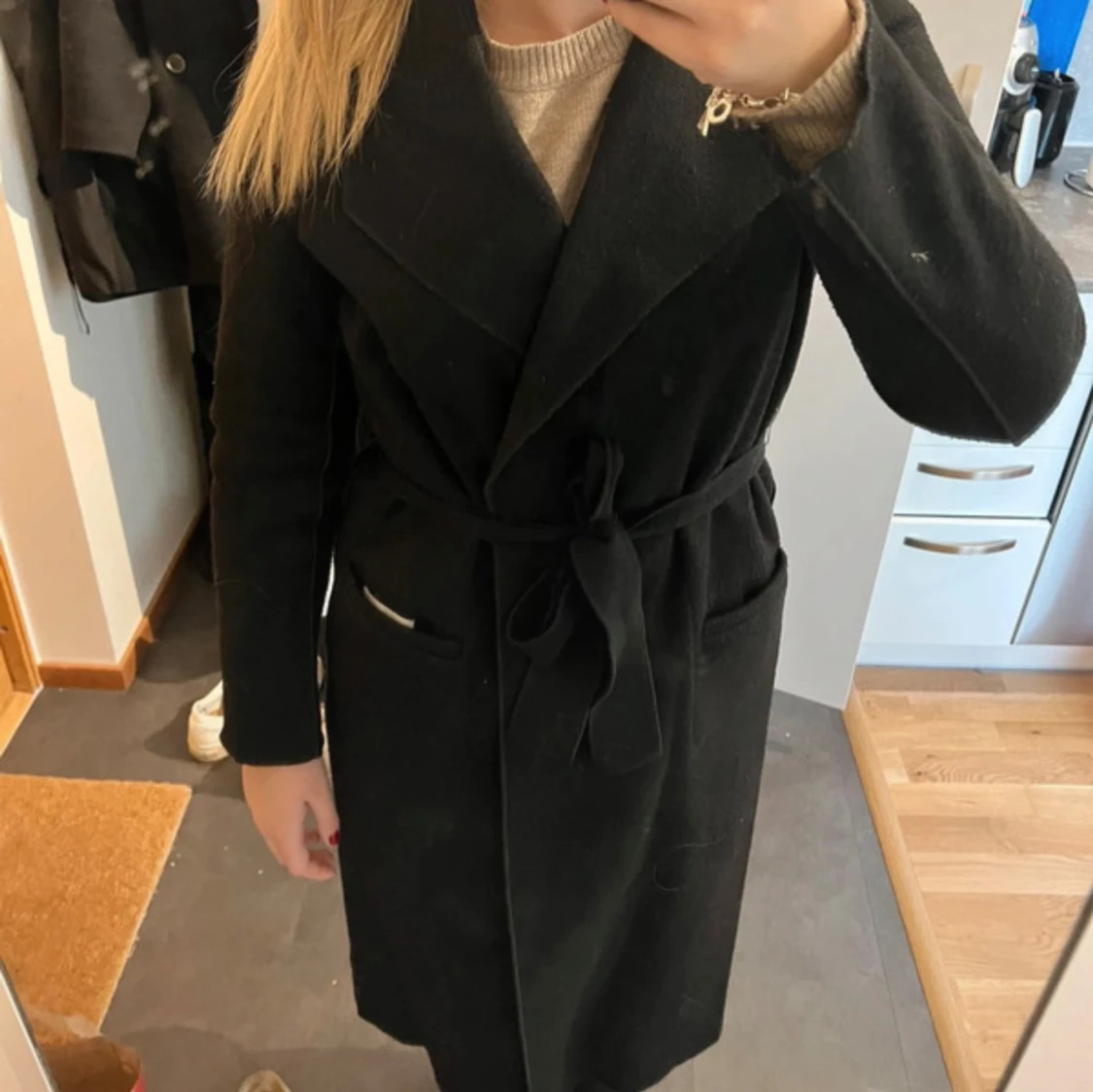 Svart kappa med knytband - 90